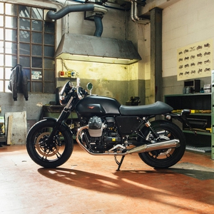 Moto guzzi v7 garage dark rider