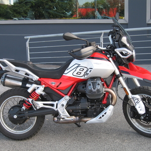 Moto guzzi v85 tt rosso fuji 2025 demo (1)