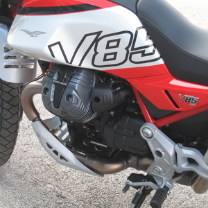 Moto guzzi v85 tt rosso fuji 2025 demo (5)