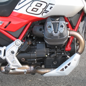 Moto guzzi v85 tt rosso fuji 2025 demo (4)
