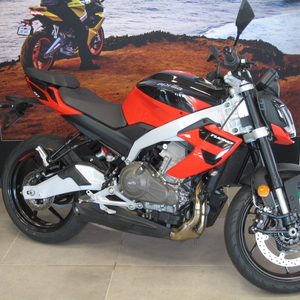 Aprilia tuono 457 piranha red (2)