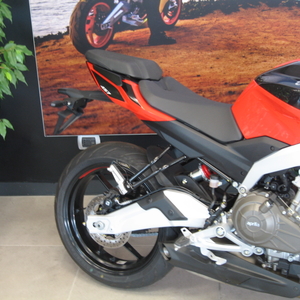 Aprilia tuono 457 piranha red (5)