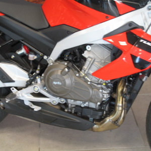 Aprilia tuono 457 piranha red (4)