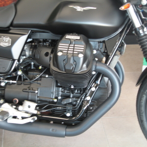 Moto guzzi v7 stone nero ruvido (4)