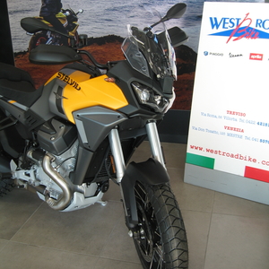 Moto guzzi stelvio aras giallo savana (3)
