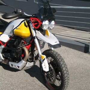 Moto guzzi v85 tt bianco giallo 2020 (2)