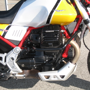 Moto guzzi v85 tt bianco giallo 2020 (4)