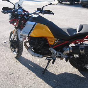 Moto guzzi v85tt evocative giallo bianco 2021 (5)