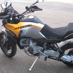 Moto guzzi stelvio giallo savana 2024 (5)