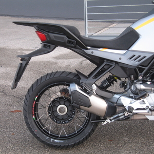 Moto guzzi stelvio giallo savana 2024 (4)