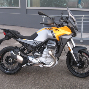 Moto guzzi stelvio giallo savana 2024 (1)