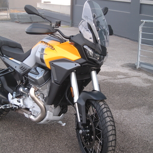 Moto guzzi stelvio giallo savana 2024 (2)