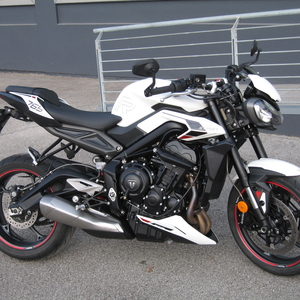Triumph street triple r 765 bianco 2024 (1)