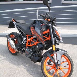 Ktm 125 duke nero arancio 2023(2)