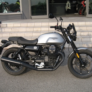 Moto guzzi v7 stone grigio opaco 2023 (1)