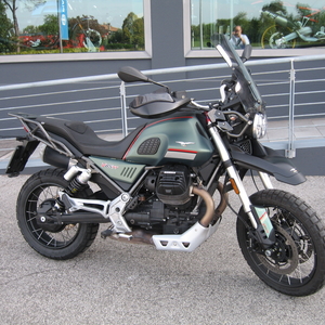 Moto guzzi v85 tt verde 2022 (1)